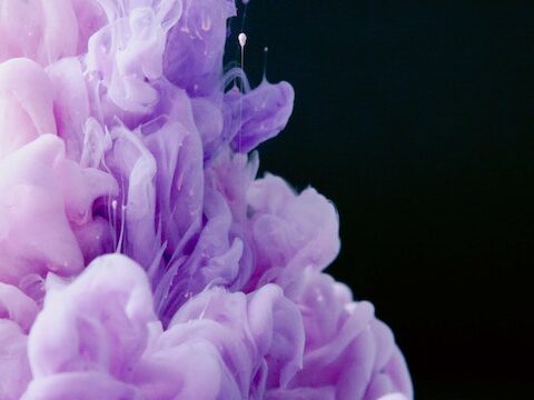 Eine Nahaufnahme einer violetten und weißen Flüssigkeit.