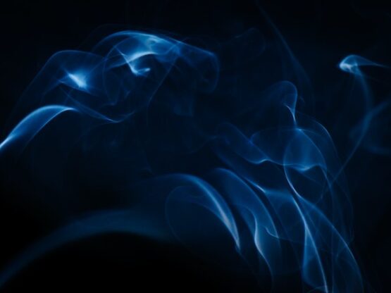 Blauer Rauch auf schwarzem Hintergrund.